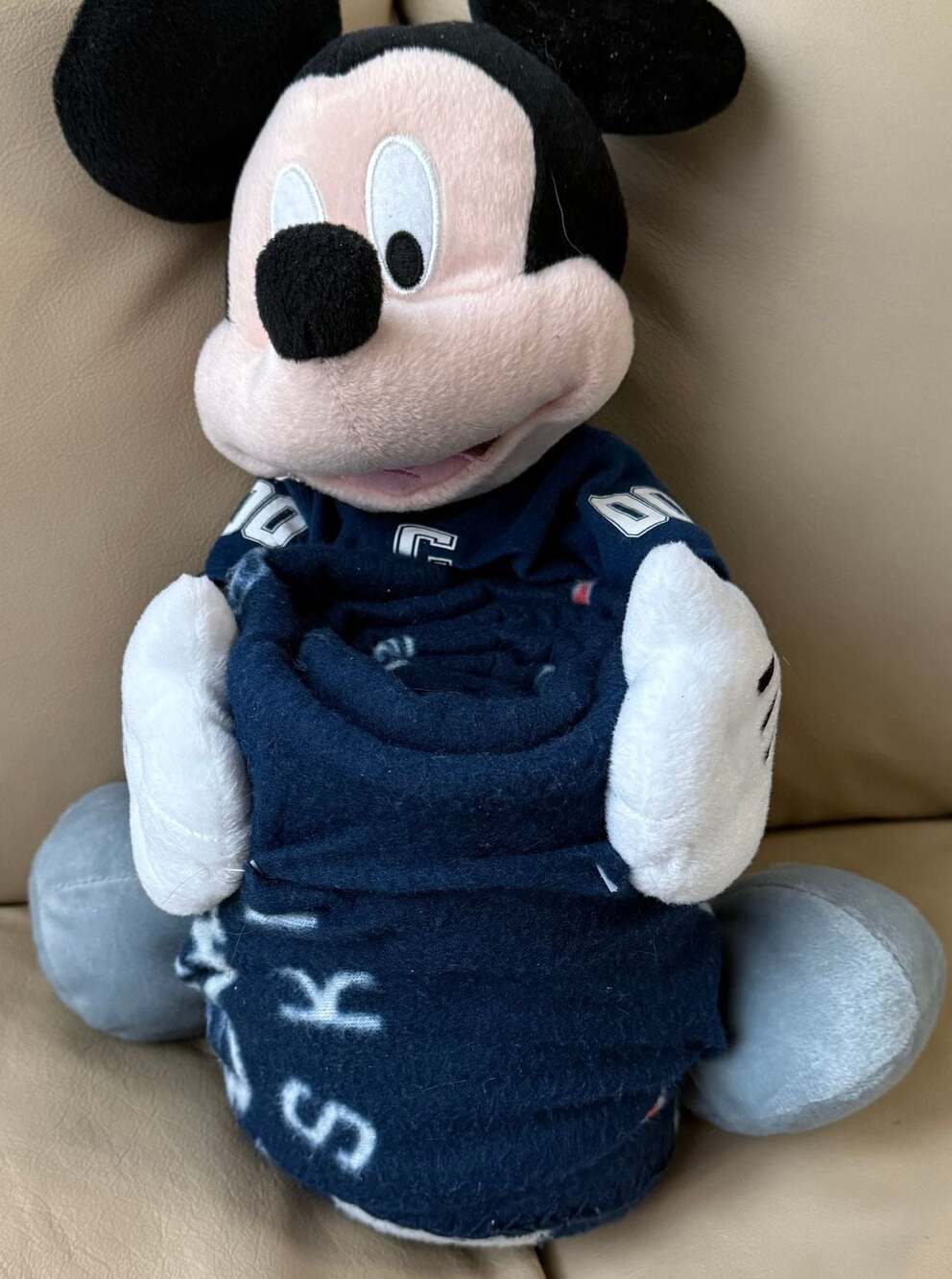 Disney UConn‎ Huskies Mickey Mouse Plush Hugger & Throw Blanket Set